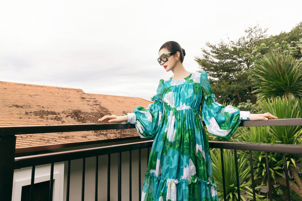 Các chi tiết xếp nếp, bèo nhún mang đến vẻ nữ tính, thướt tha cho người mặc.
Các chi tiết xếp nếp, bèo nhún mang đến vẻ nữ tính, thướt tha cho người mặc.