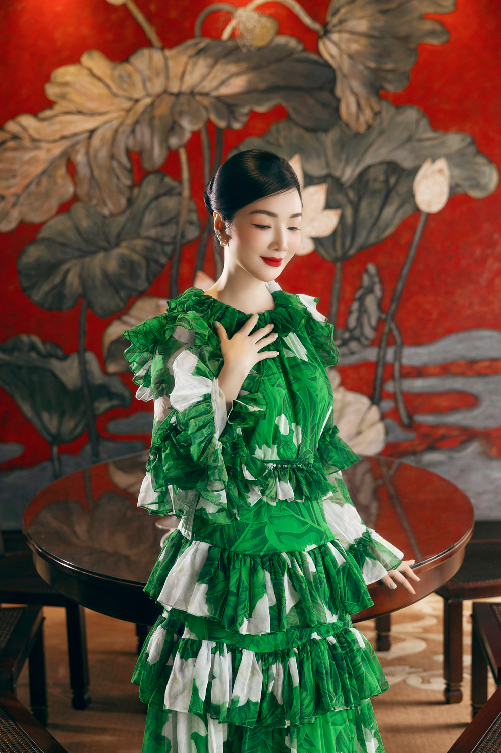 Giáng My trong mẫu đầm xếp tầng lạ mắt.
Giáng My trong mẫu đầm xếp tầng lạ mắt.