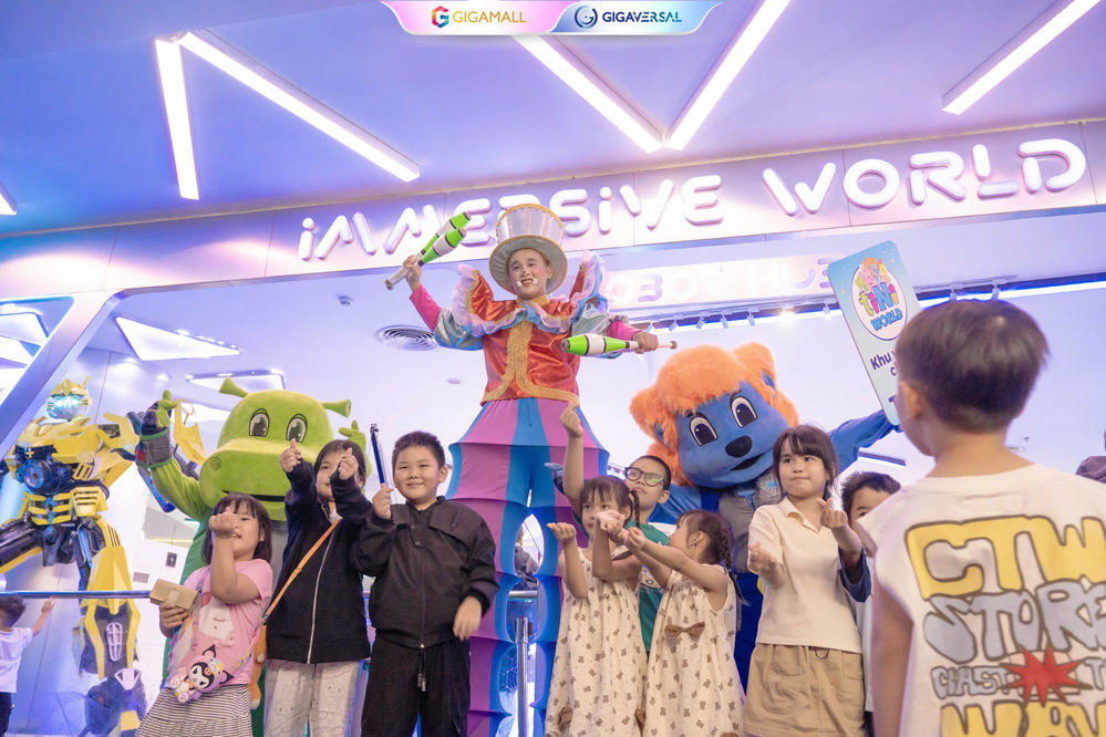 Khách hàng ở mọi lứa tuổi hào hứng đổ về tọa độ Infinity World (Tầng 6 Gigamall) để trực tiếp chạm tay vào công nghệ tương lai.
Khách hàng ở mọi lứa tuổi hào hứng đổ về tọa độ Infinity World (Tầng 6 Gigamall) để trực tiếp chạm tay vào công nghệ tương lai.