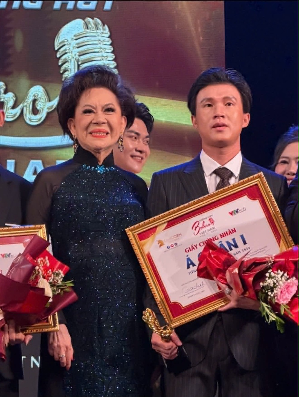 Hoàng Anh và danh ca Giao Linh trong đêm chung kết.
Hoàng Anh và danh ca Giao Linh trong đêm chung kết.