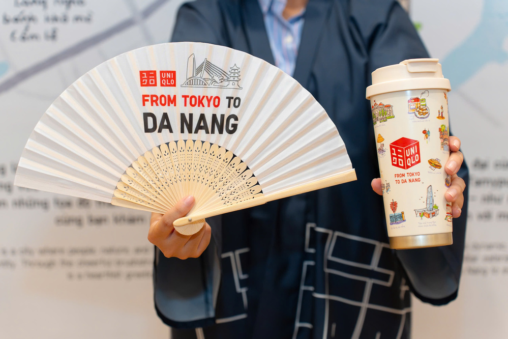 Quà tặng UNIQLO dành cho khách hàng trong dịp khai trương.
Quà tặng UNIQLO dành cho khách hàng trong dịp khai trương.