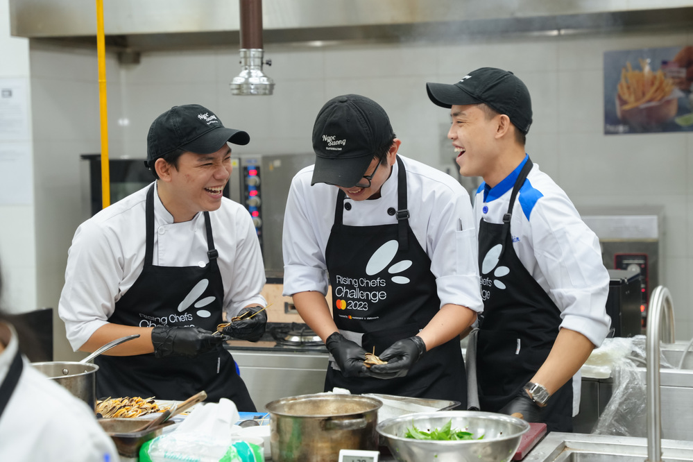 Các thí sinh Rising Chefs Challenge 2023 phối hợp chế biến món ăn trong không khí sôi nổi tại gian bếp cuộc thi - Nguồn: Vietcetera.
Các thí sinh Rising Chefs Challenge 2023 phối hợp chế biến món ăn trong không khí sôi nổi tại gian bếp cuộc thi - Nguồn: Vietcetera.