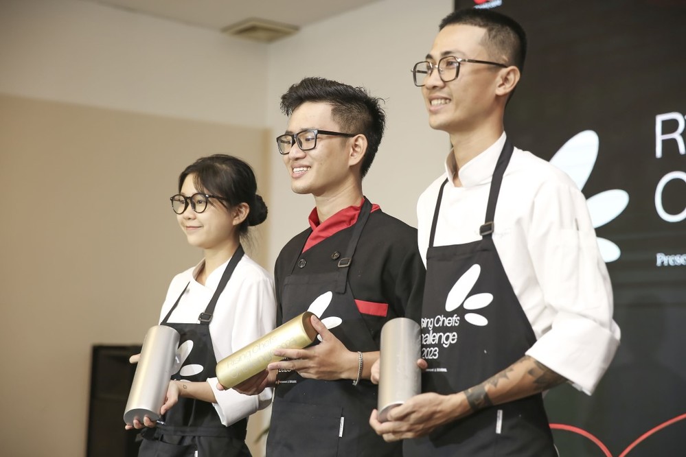 Những người chiến thắng tại "Thử thách đầu bếp tiềm năng 2023" - Nguồn: Vietcetera.
Những người chiến thắng tại "Thử thách đầu bếp tiềm năng 2023" - Nguồn: Vietcetera.