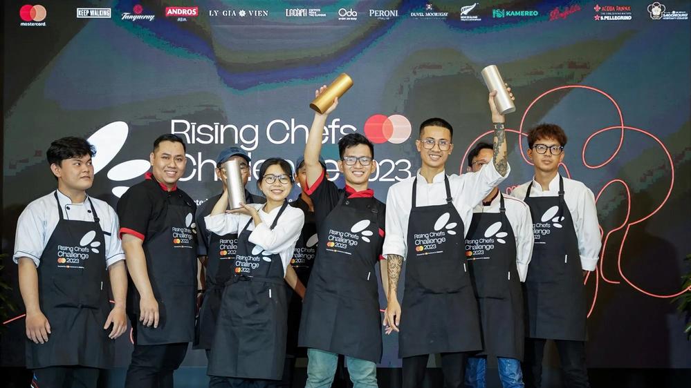 Các đội thi xuất sắc tại Rising Chefs Challenge 2023 trong khoảnh khắc vinh danh sau vòng chung kết. - Nguồn: Vietcetera.
Các đội thi xuất sắc tại Rising Chefs Challenge 2023 trong khoảnh khắc vinh danh sau vòng chung kết. - Nguồn: Vietcetera.