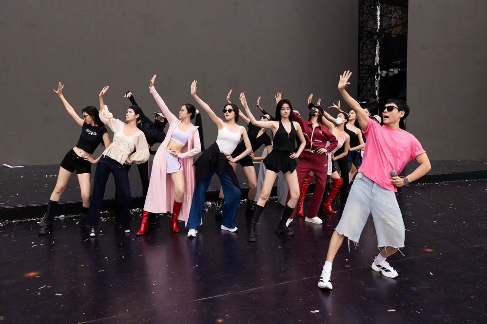 Khoa Nguyễn luôn sáng tạo, đổi mới trong từng bài biên đạo.
Khoa Nguyễn luôn sáng tạo, đổi mới trong từng bài biên đạo.