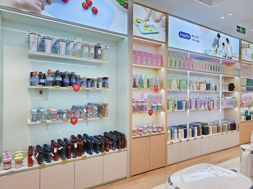 Việc sắp xếp sản phẩm theo nhóm công năng và bảng màu hài hòa góp phần tạo nên trải nghiệm mua sắm trực quan, đồng thời gợi mở những ý tưởng cho không gian sống.
Việc sắp xếp sản phẩm theo nhóm công năng và bảng màu hài hòa góp phần tạo nên trải nghiệm mua sắm trực quan, đồng thời gợi mở những ý tưởng cho không gian sống.