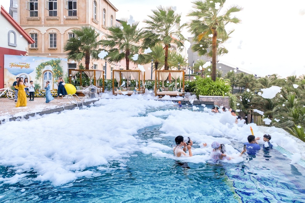 Tiệc hồ bơi tại La Festa Phu Quoc mang đến không gian giải nhiệt lý tưởng cho mọi lứa tuổi giữa cái nóng mùa hè.
Tiệc hồ bơi tại La Festa Phu Quoc mang đến không gian giải nhiệt lý tưởng cho mọi lứa tuổi giữa cái nóng mùa hè.