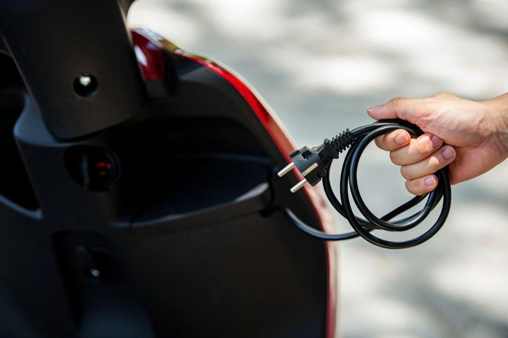 Dat Bike tích hợp sạc trực tiếp trên xe, giúp người dùng không cần đem theo bộ sạc rời.
Dat Bike tích hợp sạc trực tiếp trên xe, giúp người dùng không cần đem theo bộ sạc rời.