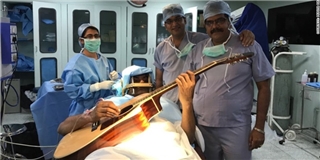 Ca phẫu thuật có 1-0-2: Bệnh nhân vừa mổ não vừa chơi guitar