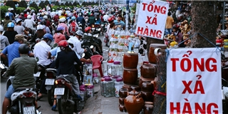 Hàng chục gian hàng gần sân bay Tân Sơn Nhất ồ ạt thanh lý chó, gà, cây cảnh, giao thông Sài Gòn hỗn loạn