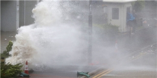 Siêu bão Hato ở Trung Quốc: Sóng biển dâng cao 14m, gió lớn lật đổ xe tải, bay cả người