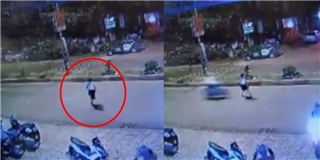 Cú va chạm kinh hoàng, xe máy lao với tốc độ tên bắn khiến một phụ nữ biến mất