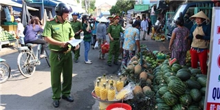 Sài Gòn: Nam thanh niên rút dây nịt tấn công Thượng úy đang xử lý lấn chiếm vỉa hè