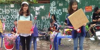 Chuyện lạ 20/10: Vừa có hoa, vừa được ôm mà chỉ mất 10 nghìn đồng