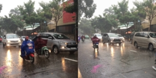 Mưa như trút nước, người Sài Gòn bật đèn chạy xe giữa ban ngày