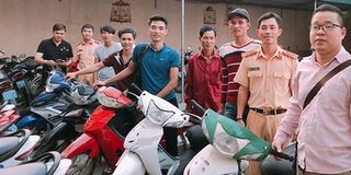 Hà Nội: Người dân vui mừng khi được CSGT trao trả lại xe máy bị kẻ gian đánh cắp