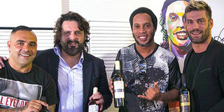 Sau bao cao su, Ronaldinho lập hãng rượu 'Quả bóng Vàng'