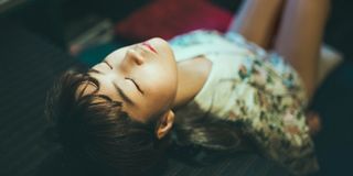 Cuộc đời vốn rộn rã, không chật hẹp như trường cấp 3, nên tuổi 20 nhiều lúc chông chênh đến lạ