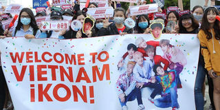 Hàng trăm fan Việt túc trực từ sáng sớm, mang theo băng rôn khẩu hiệu chờ đón nhóm iKON tại sân bay