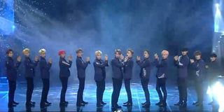 Trọn vẹn phần trình diễn 4 ca khúc của 13 mỹ nam Seventeen tại MAMA Vietnam 2017