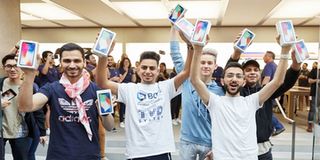 iPhone X giúp doanh thu của Apple lần đầu vượt qua Samsung trong năm 2017