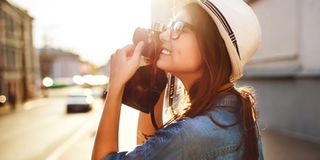 Tuổi trẻ nên là lúc dành để yêu, hay cắm mặt kiếm tiền đầy túi?