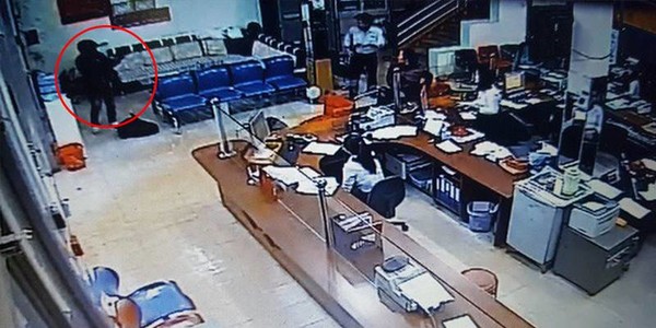 Clip: Kẻ cướp ngân hàng hét lớn "trước sau gì cũng chết" rồi bất ngờ nổ súng bắn bảo vệ ở Đắk Lắk
