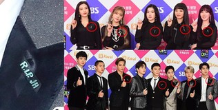 Dàn nghệ sĩ SM đồng loạt đeo nơ đen trên ngực áo để tưởng nhớ Jonghyun tại SBS Gayo Daejun