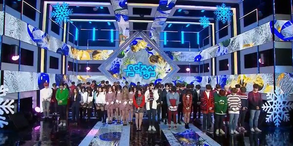 Hàng loạt nghệ sĩ cúi đầu tưởng niệm Jonghuyn trong tập đặc biệt Show! Music Core
