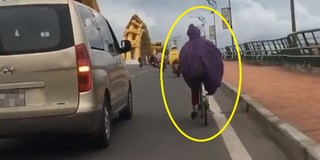 Đà Nẵng: Xúc động hình ảnh xe ô tô đi chậm để che gió lớn cho người đi xe đạp thuận lợi băng qua cầu