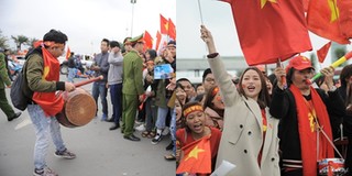NÓNG: Những hình ảnh đầu tiên của người hâm mộ không quản mưa rét đến đón đội tuyển U23 về Hà Nội