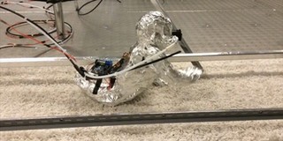 Robot “sơ sinh” khiến con người phải khiếp sợ vì "bò qua bò lại" trên sàn