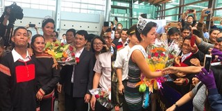 Hoa hậu H'Hen Niê diện trang phục dân tộc, bật khóc nức nở trong vòng tay ba mẹ