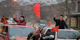 Xuân Trường, Thành Chung chui ra khỏi nóc xe để chào đón người dân trên suốt quãng đường về nhà