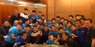 Công Phượng - Đức Huy mặt đầy bánh kem, cùng thầy Park và U23 Việt Nam mừng chiến tích thắng Iraq