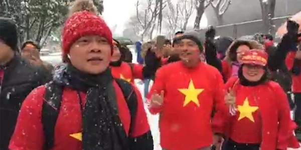 Trước giờ bóng lăn: Tuyết rơi dày đặc nhưng các CĐV Việt Nam vẫn "cháy hết mình"