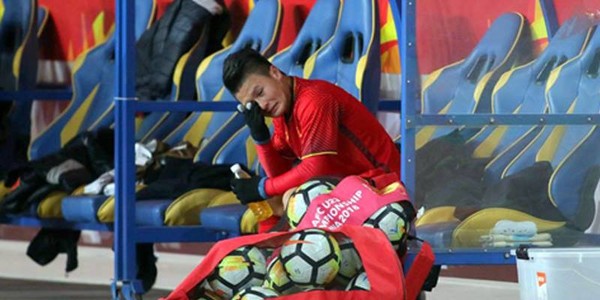 Người hùng Quang Hải lặng lẽ khóc nức nở sau bàn thắng lịch sử vào lưới U23 Úc