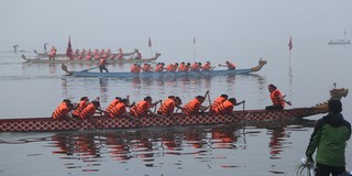 Mặc mưa phùn gió rét, hàng nghìn người Hà Nội vẫn kéo đến xem đua thuyền lần đầu tiên tại hồ Tây
