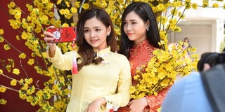 Giới trẻ Sài thành xúng xính Áo dài, “đổ bộ” đến rừng mai ở Phố ông đồ chụp ảnh Tết