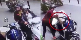 Hai nữ "ninja" bịt mặt dàn cảnh, bẻ khóa Vespa trộm túi xách nhanh như chảo chớp