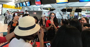 Cận cảnh người hâm mộ vây kín hoa hậu Hương Giang tại sân bay Thái Lan