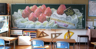 Nể phục tình cảm thầy trò của học sinh Nhật, thể hiện qua bức tranh vẽ bằng phấn trong ngày chia tay