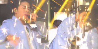 Đang trình diễn trên sân khấu, thành viên iKON bất ngờ bị pháo bắn vào cổ họng bị thương