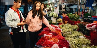 Chợ hoa Hồ Thị Kỷ tấp nập suốt đêm, hoa hồng vẫn bán chạy nhất trong ngày 8/3