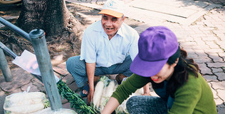 Hàng trăm người đến CV Thống Nhất tham gia "giải cứu củ cải" giúp người nông dân khỏi cảnh mất mùa