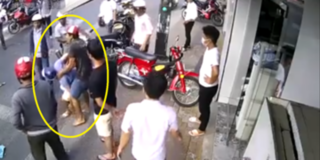 Nghĩ rút tiền nhanh ở ATM trên phố sẽ an toàn thì bạn cần xem đoạn clip dàn cảnh cướp tinh vi này