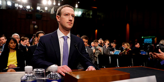 Điều trần trước Quốc hội Mỹ, Mark Zuckerberg gửi thông điệp xin lỗi qua... một bộ vest nghiêm túc