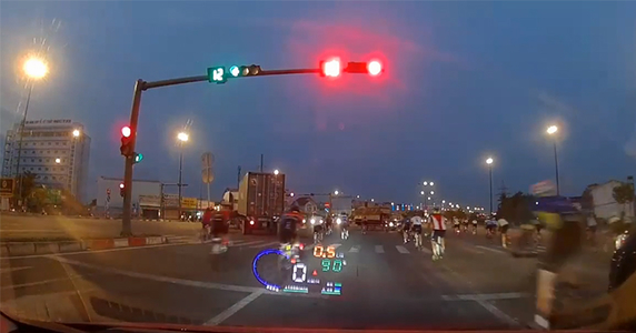Đoàn xe đạp thể thao vượt đèn đỏ, lao vút vút trên đại lộ khiến CĐM bức xúc