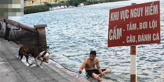 Mặc biển báo, người dân Thủ đô vẫn dắt thú cưng ra Hồ Tây tắm mát, giải nhiệt những ngày đầu hè