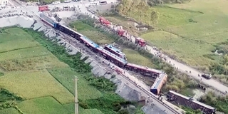 Cận cảnh hiện trường vụ tai nạn kinh hoàng giữa tàu hỏa và xe ben khiến nhiều người thương vong